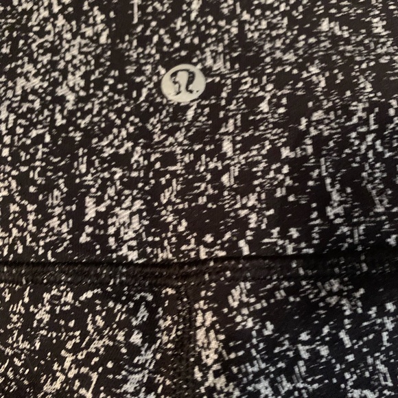 Lululemon Black & White Textured Wunder Unders - Picture 4 of 9